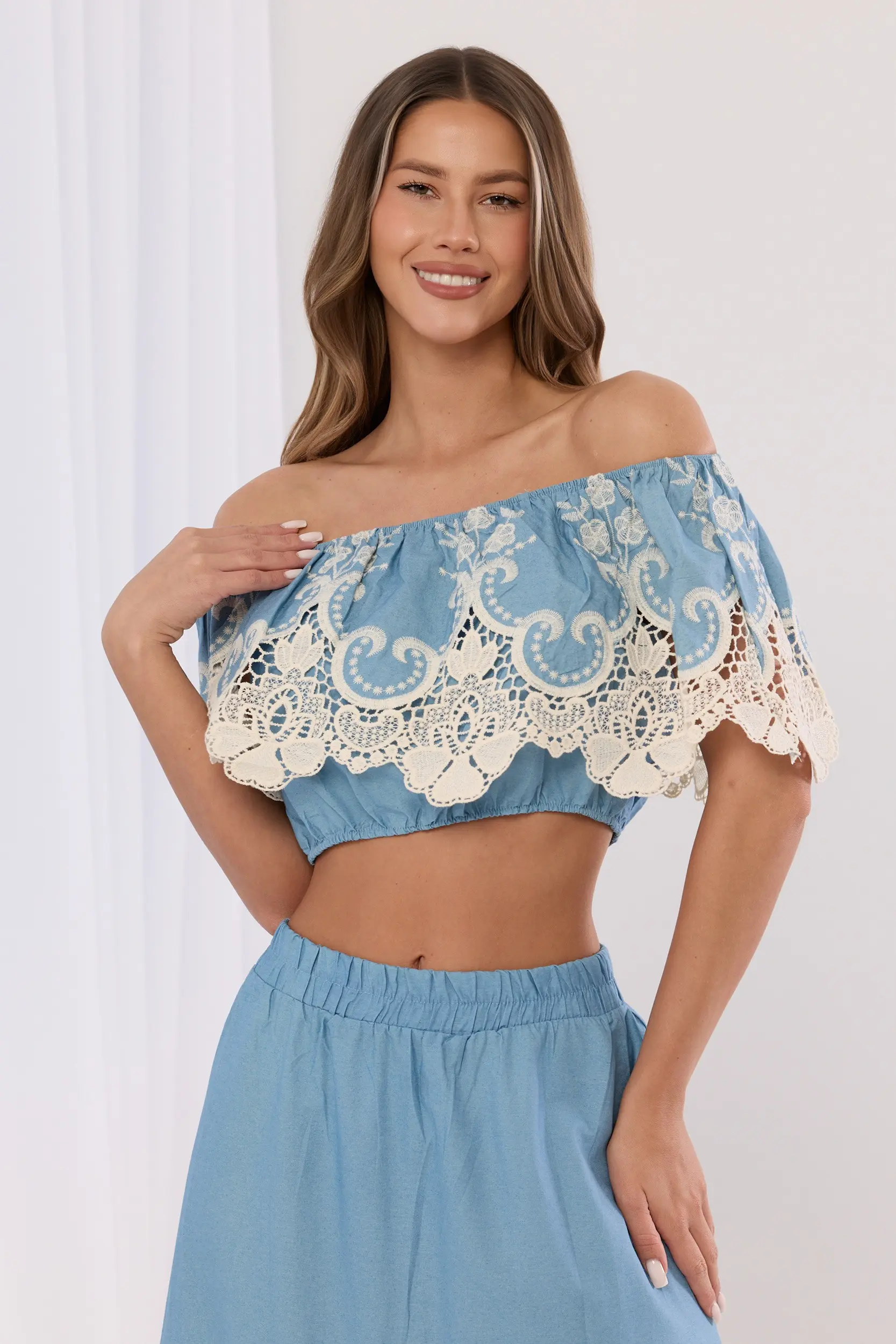 Komplet boho z crop topem i spódnicą maxi z ażurowym haftem