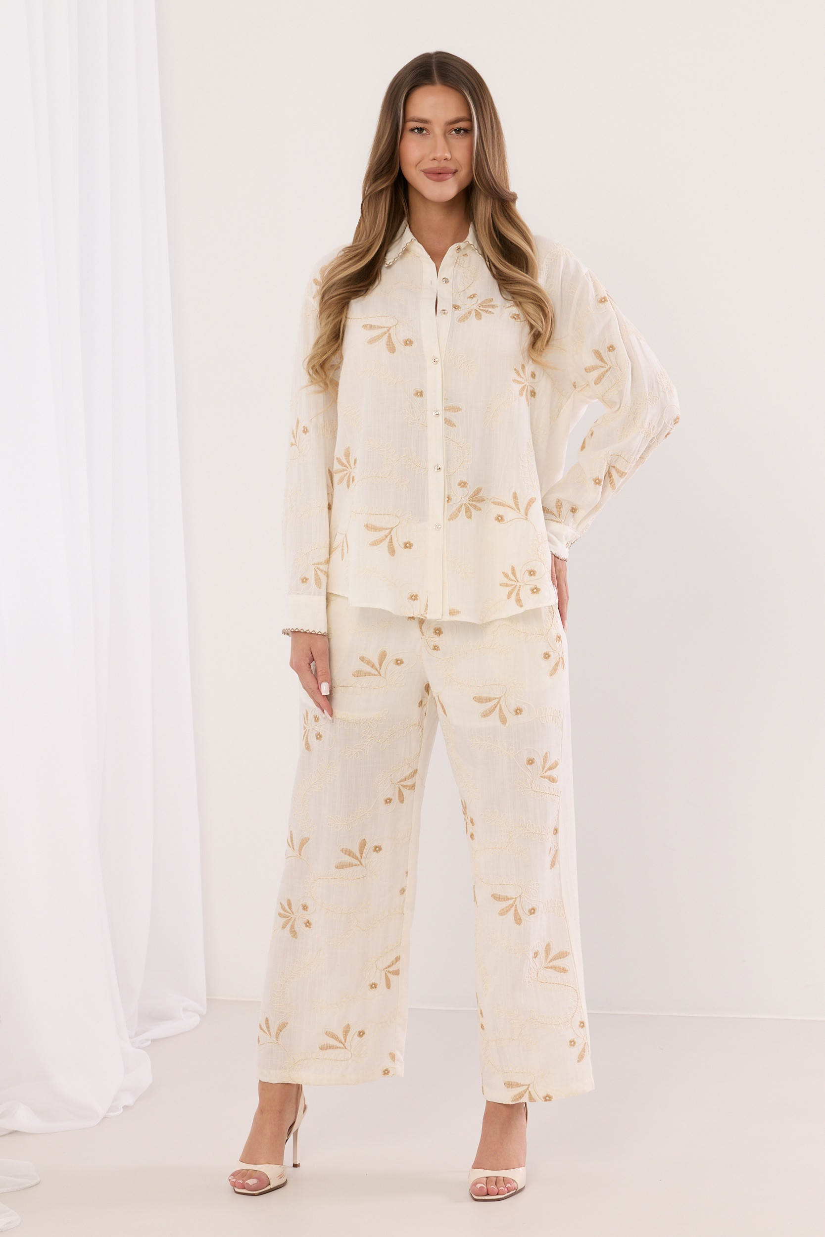 Komplet z teksturowanej tkaniny z roślinnym haftem