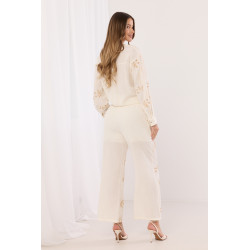 Komplet z teksturowanej tkaniny z roślinnym haftem