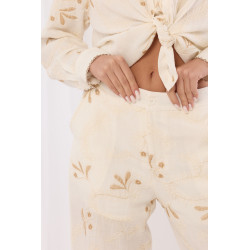 Komplet z teksturowanej tkaniny z roślinnym haftem