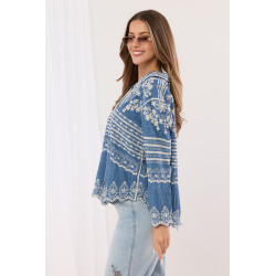 Koszula z bogatym haftem i ozdobnym dołem