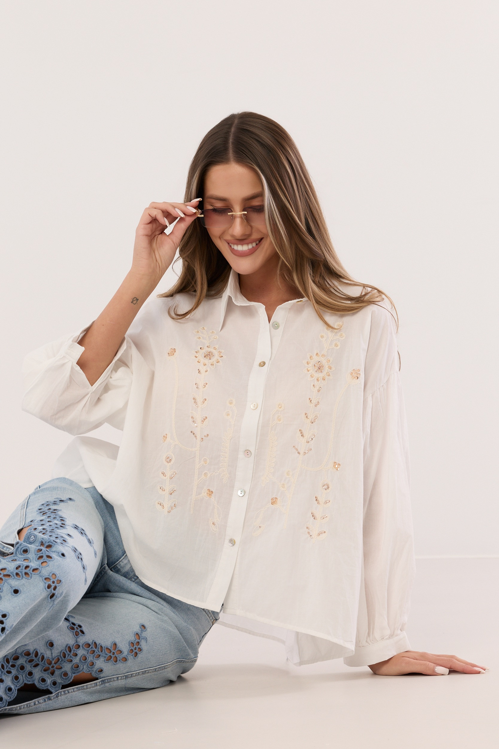 Koszula z haftem florystycznym i cekinowymi detalami