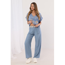 Luźne spodnie z szerokimi nogawkami i ozdobnym paskiem