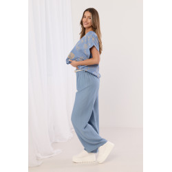 Luźne spodnie z szerokimi nogawkami i ozdobnym paskiem