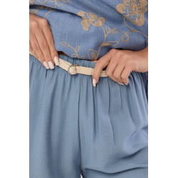 Luźne spodnie z szerokimi nogawkami i ozdobnym paskiem