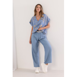 Luźne spodnie z szerokimi nogawkami i ozdobnym paskiem