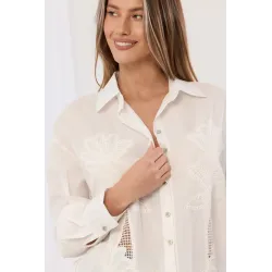 Koszula z haftem ażurowym i asymetrycznym dołem