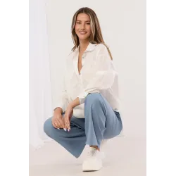 Koszula z haftem ażurowym i asymetrycznym dołem