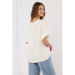 Bluzka o kroju oversize z ozdobnym naszyjnikiem