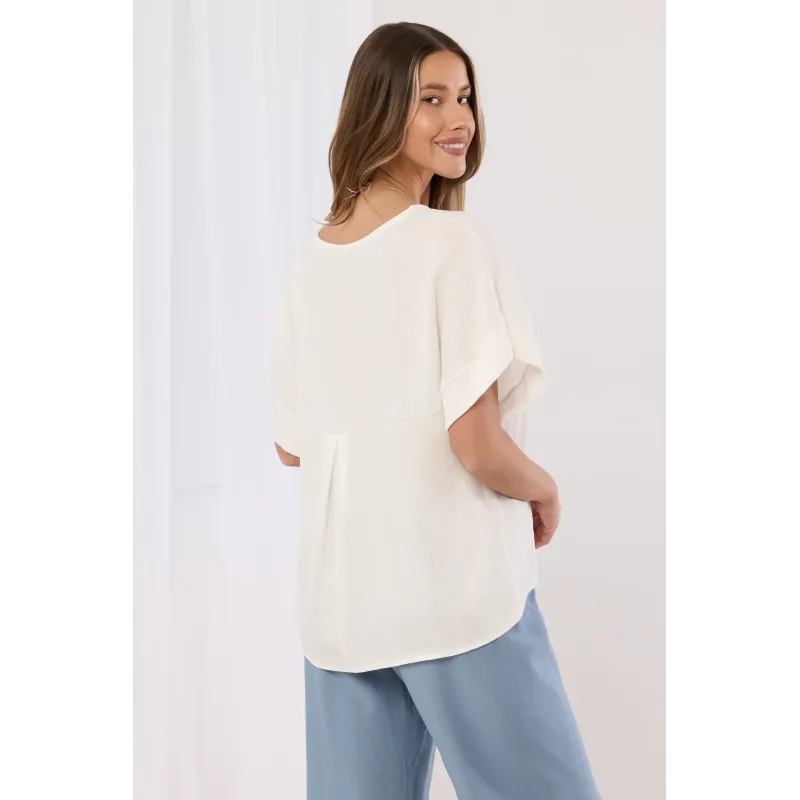 Bluzka o kroju oversize z ozdobnym naszyjnikiem