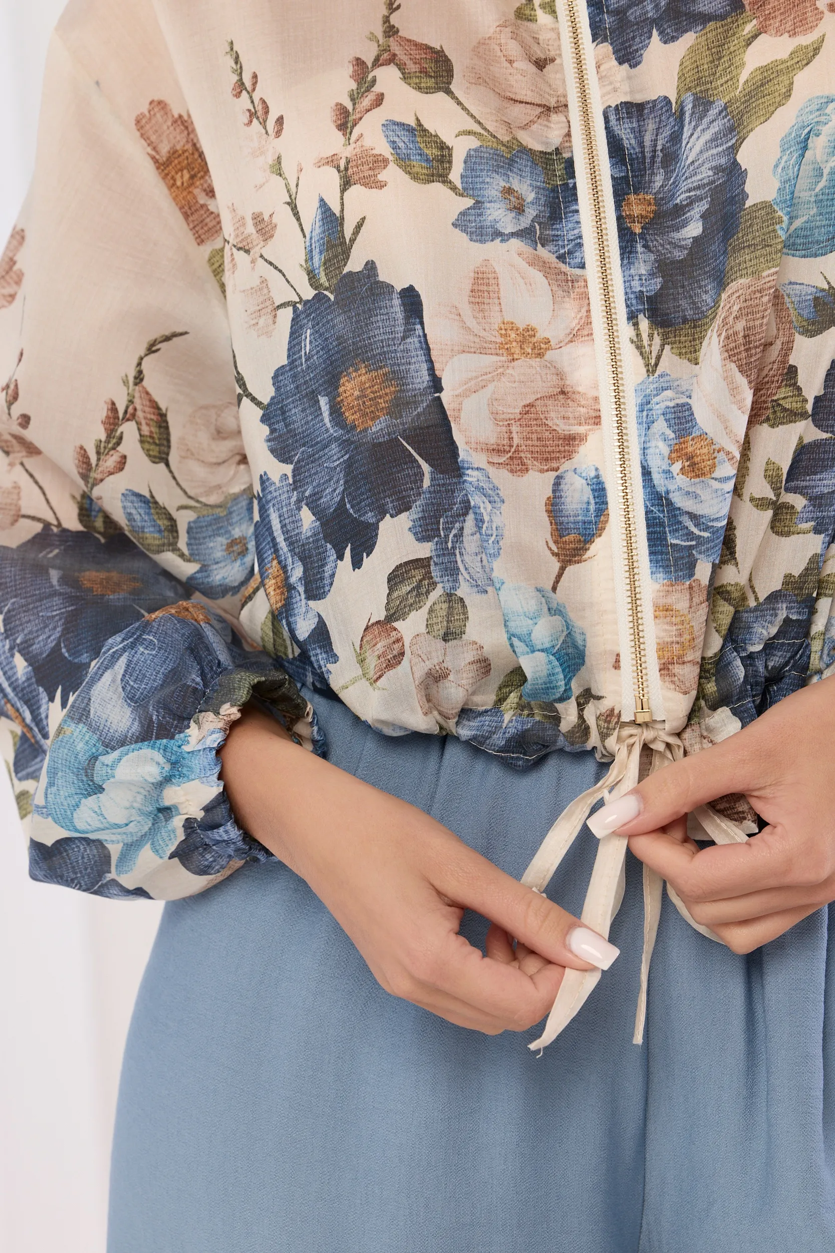 Krótka kurtka bomber w kwiatowy wzór