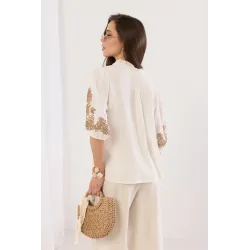 Koszula z ozdobnym ornamentem i bufiastymi rękawami