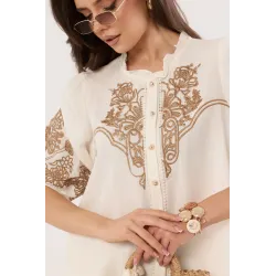 Koszula z ozdobnym ornamentem i bufiastymi rękawami