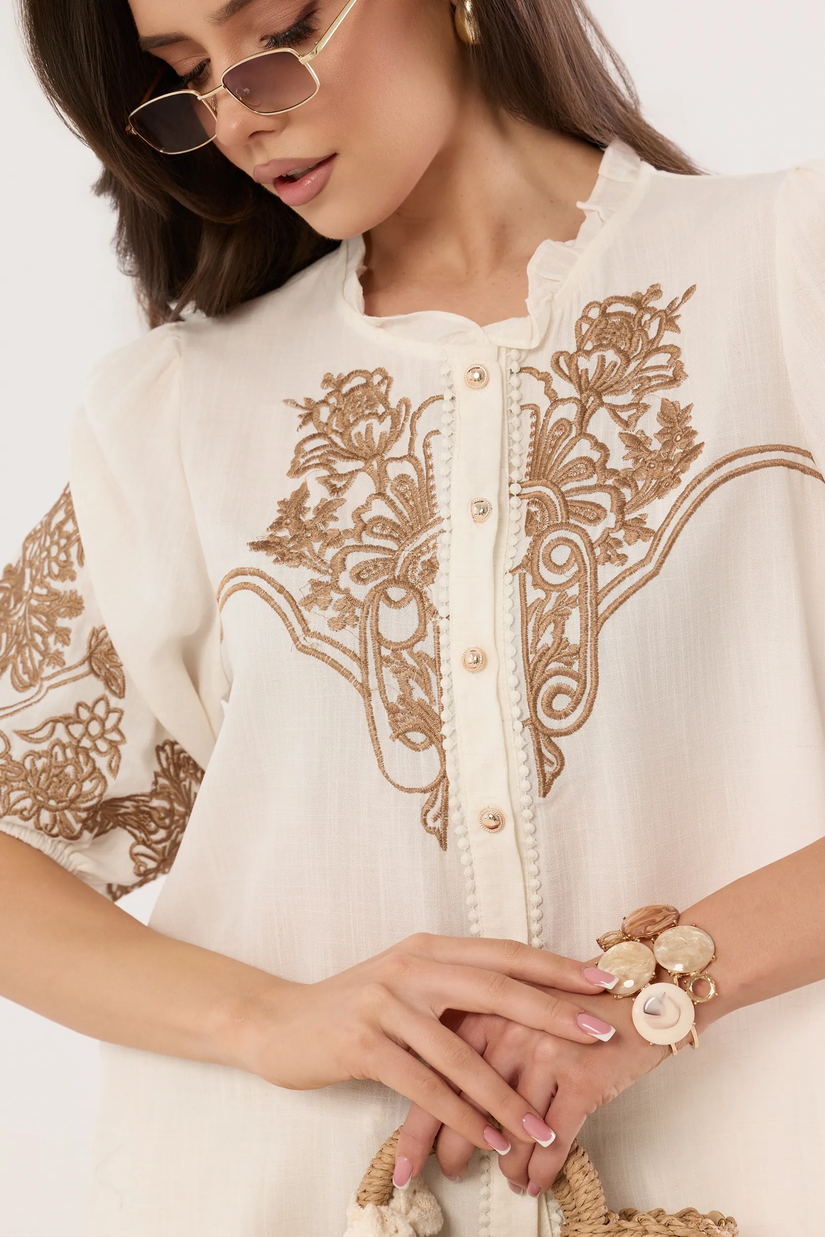 Koszula z ozdobnym ornamentem i bufiastymi rękawami
