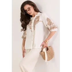 Koszula z ozdobnym ornamentem i bufiastymi rękawami