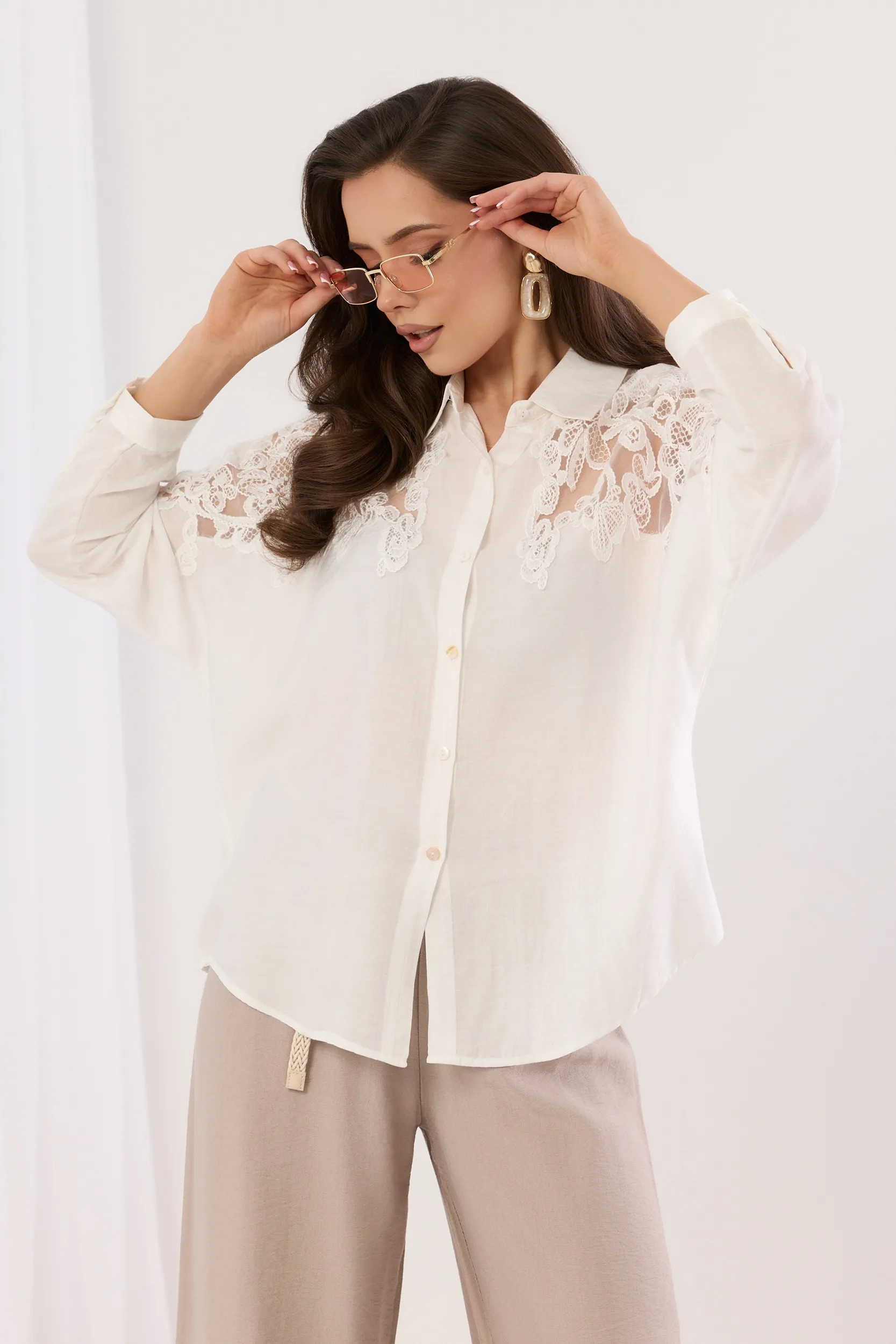 Koszula z ażurowymi ramionami i transparentną wstawką