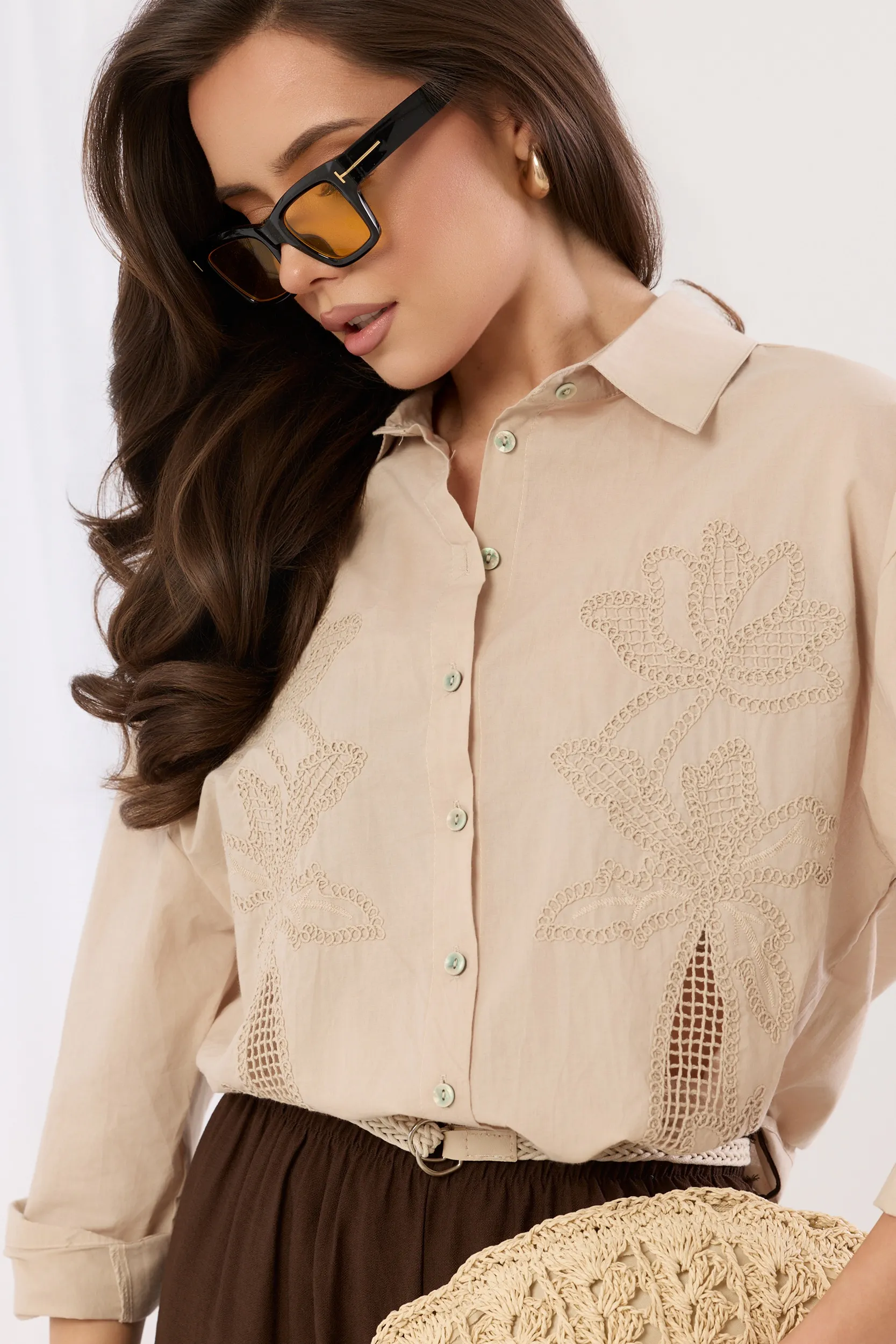 Koszula z haftem ażurowym i asymetrycznym dołem