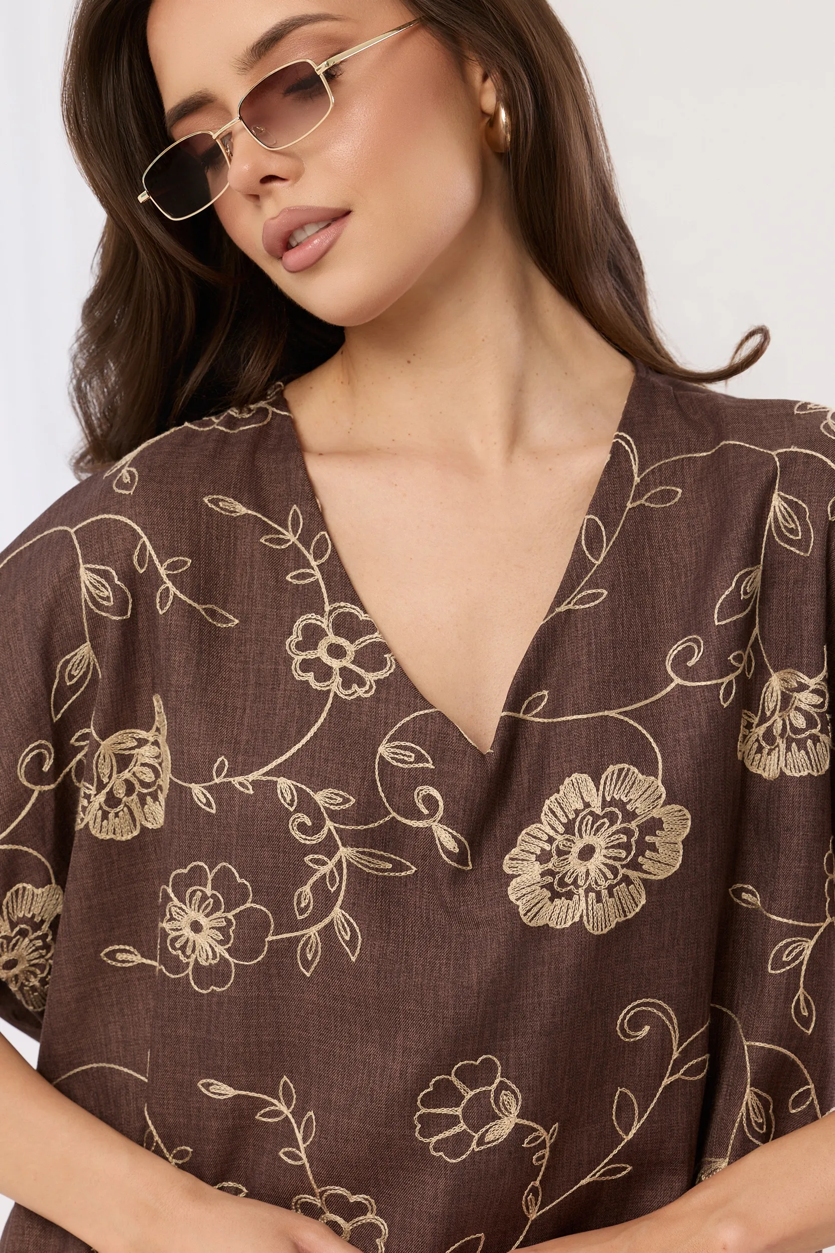 Bluzka z kontrastowym haftem florystycznym