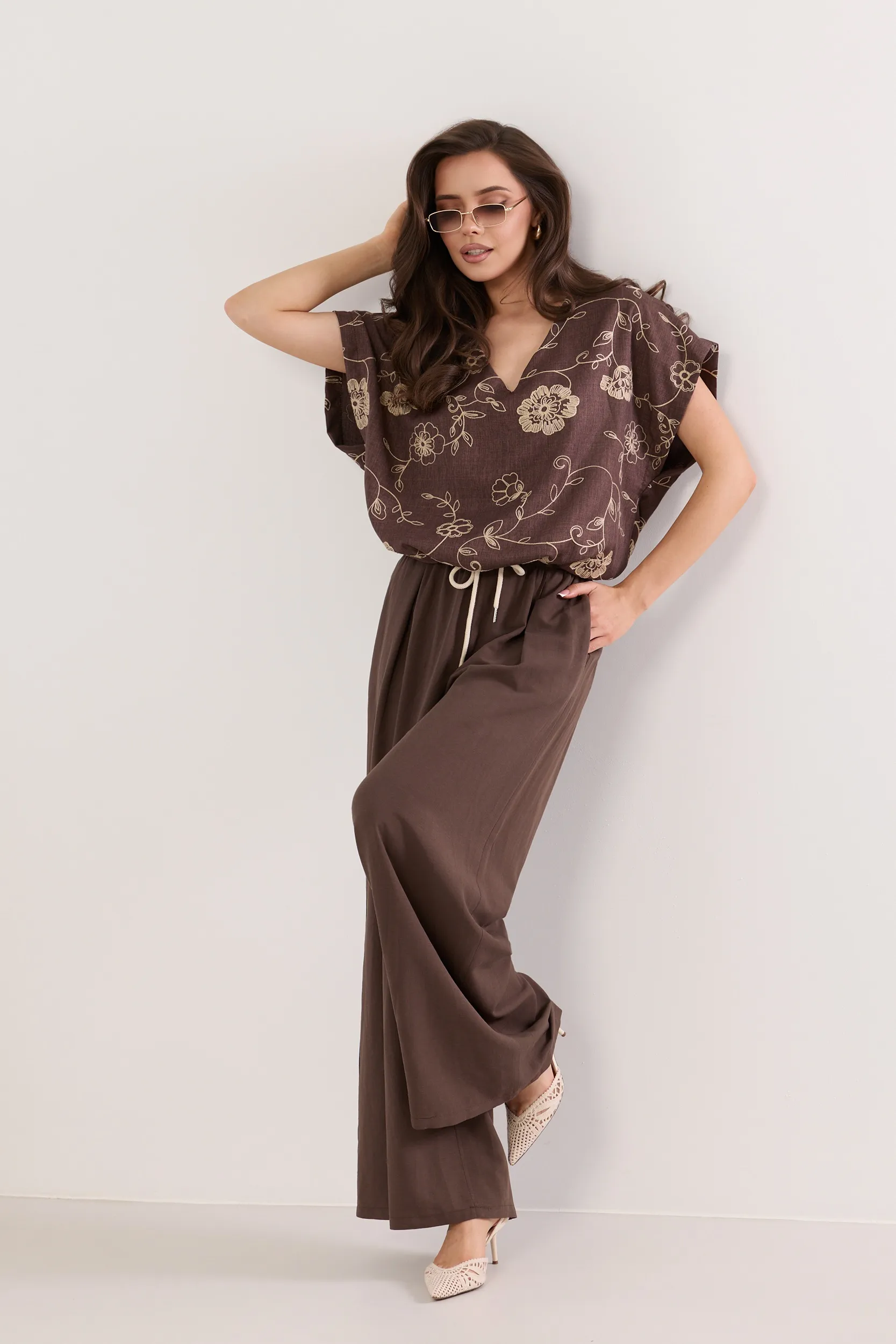 Szerokie spodnie palazzo z ozdobnym sznurkiem