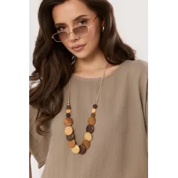 Bluzka o kroju oversize z ozdobnym naszyjnikiem