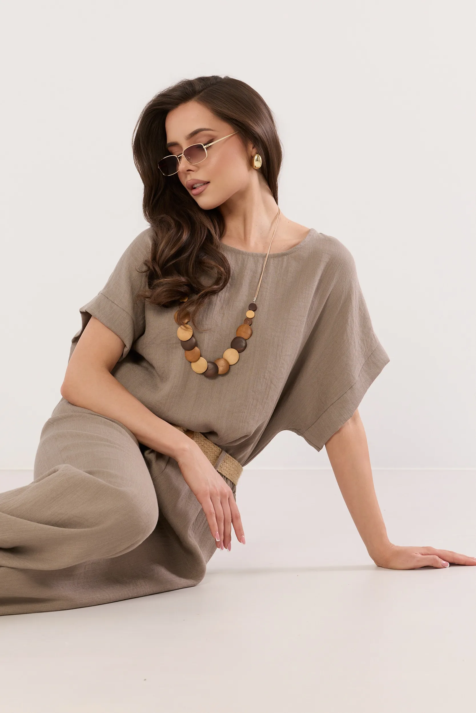 Bluzka o kroju oversize z ozdobnym naszyjnikiem