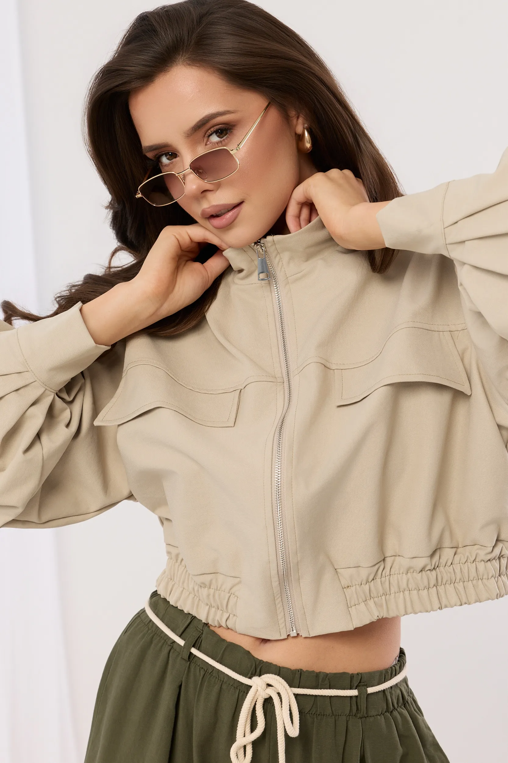 Kurtka bomberka z bufiastymi rękawami i marszczeniem