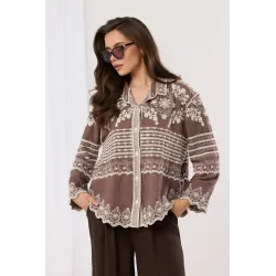Koszula z bogatym haftem i ozdobnym dołem
