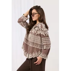 Koszula z bogatym haftem i ozdobnym dołem