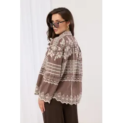 Koszula z bogatym haftem i ozdobnym dołem