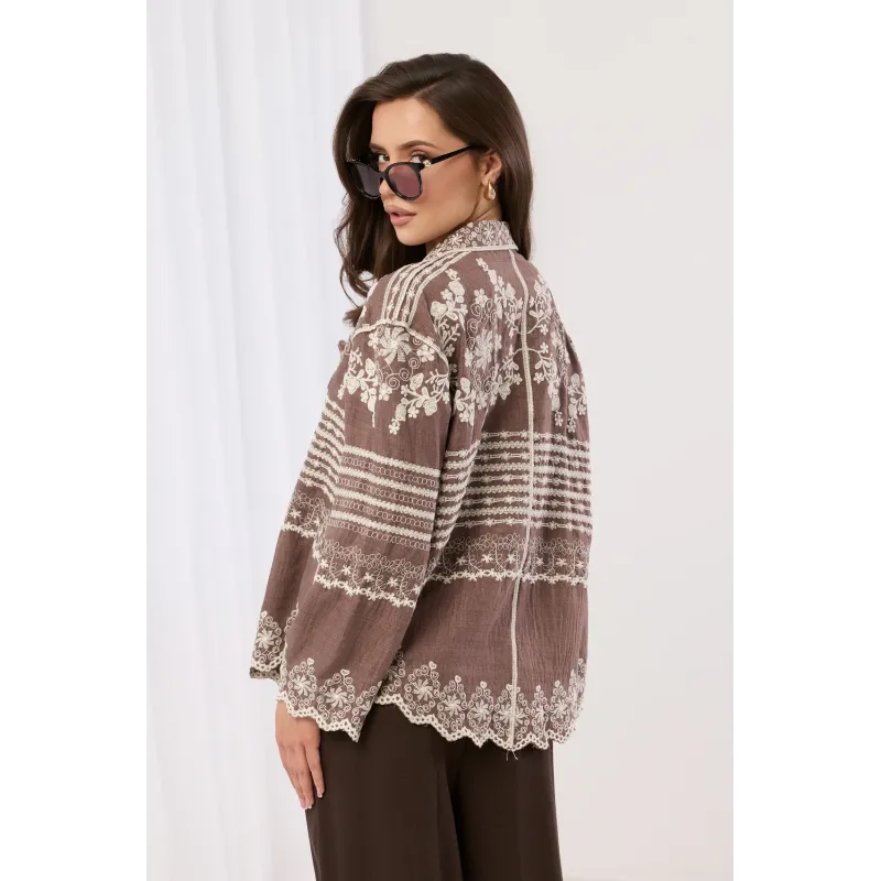 Koszula z bogatym haftem i ozdobnym dołem