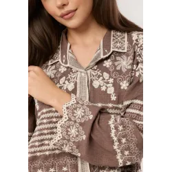 Koszula z bogatym haftem i ozdobnym dołem
