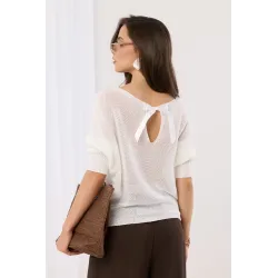 Sweter z rękawami typu nietoperz i ozdobną kokardą na plecach