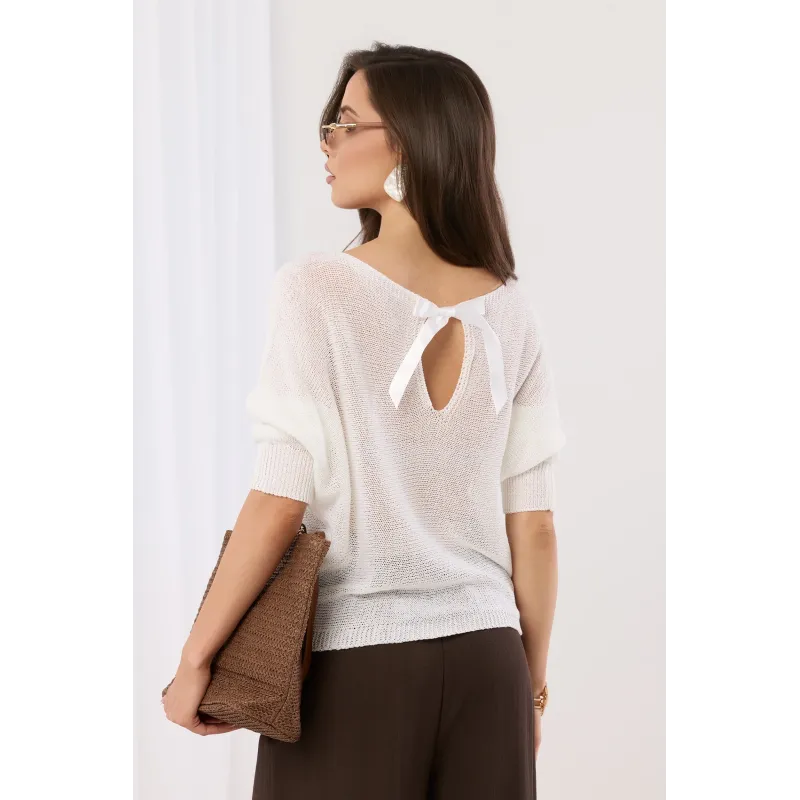 Sweter z rękawami typu nietoperz i ozdobną kokardą na plecach