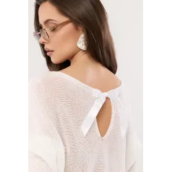 Sweter z rękawami typu nietoperz i ozdobną kokardą na plecach