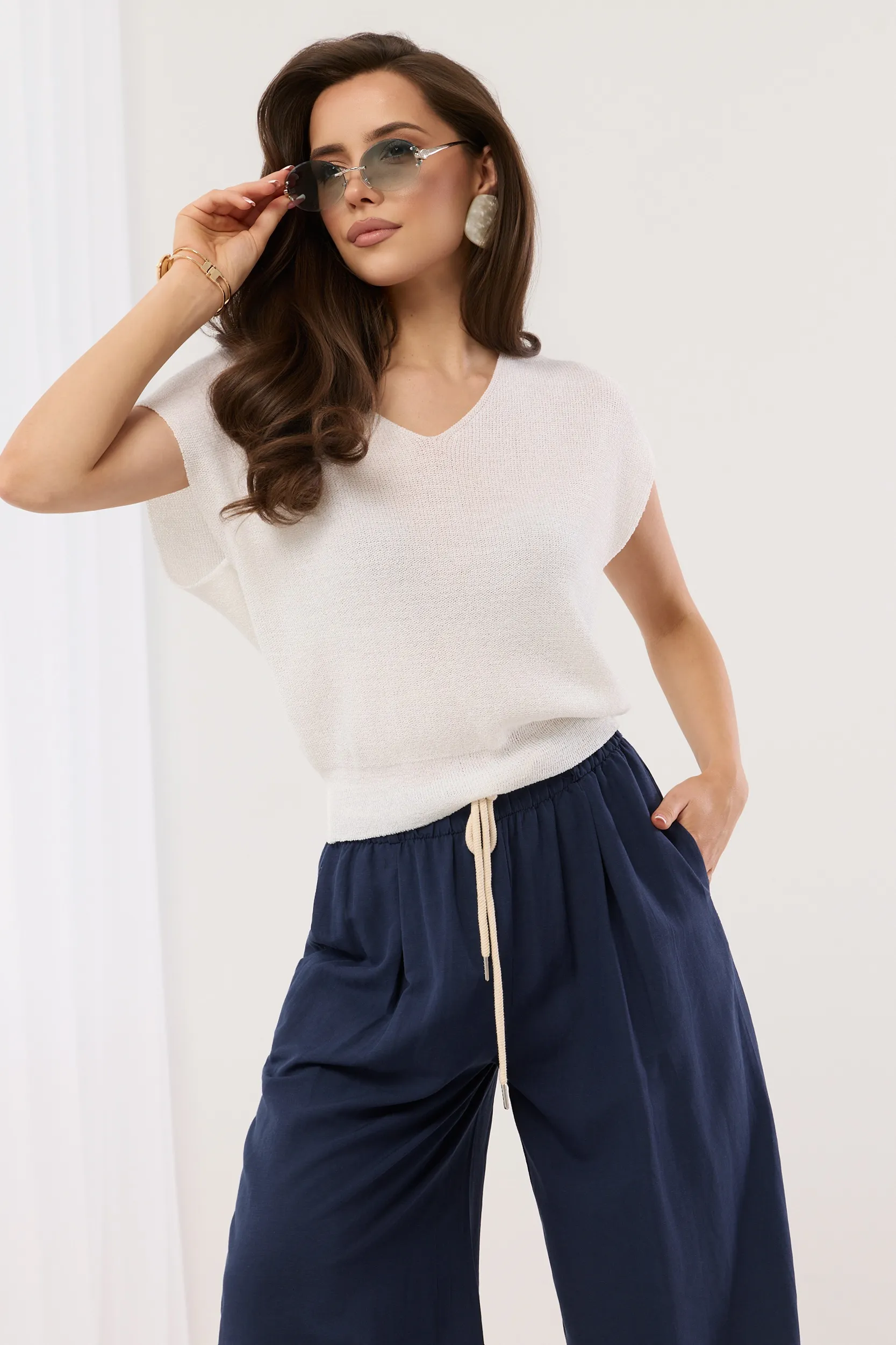 Dzianinowa bluzka z dekoltem V i krótkim rękawem