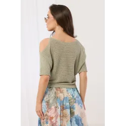 Ażurowy sweter z wycięciami na ramionach