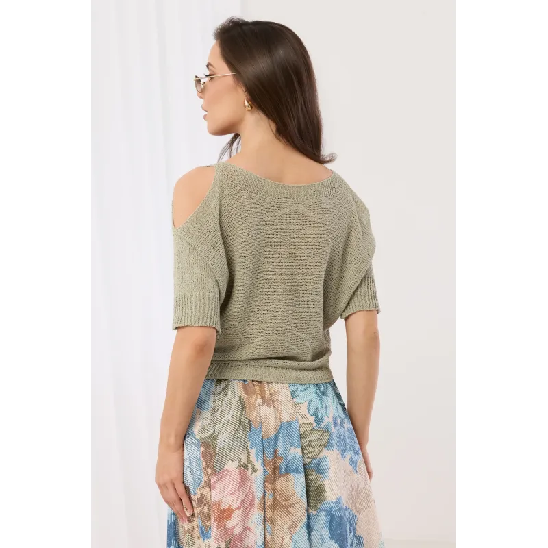 Ażurowy sweter z wycięciami na ramionach