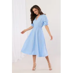 Sukienka midi o kopertowym kroju z podkreśloną talią