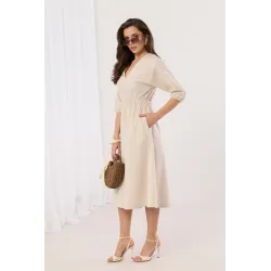 Sukienka midi o kopertowym kroju z podkreśloną talią