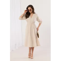 Sukienka midi o kopertowym kroju z podkreśloną talią