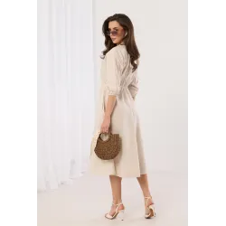 Sukienka midi o kopertowym kroju z podkreśloną talią