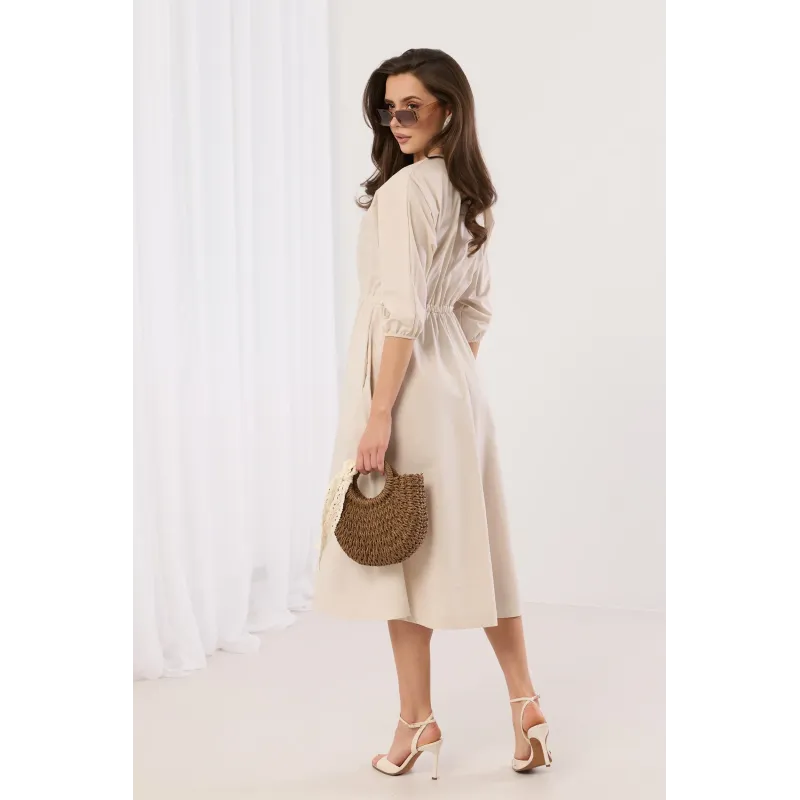 Sukienka midi o kopertowym kroju z podkreśloną talią