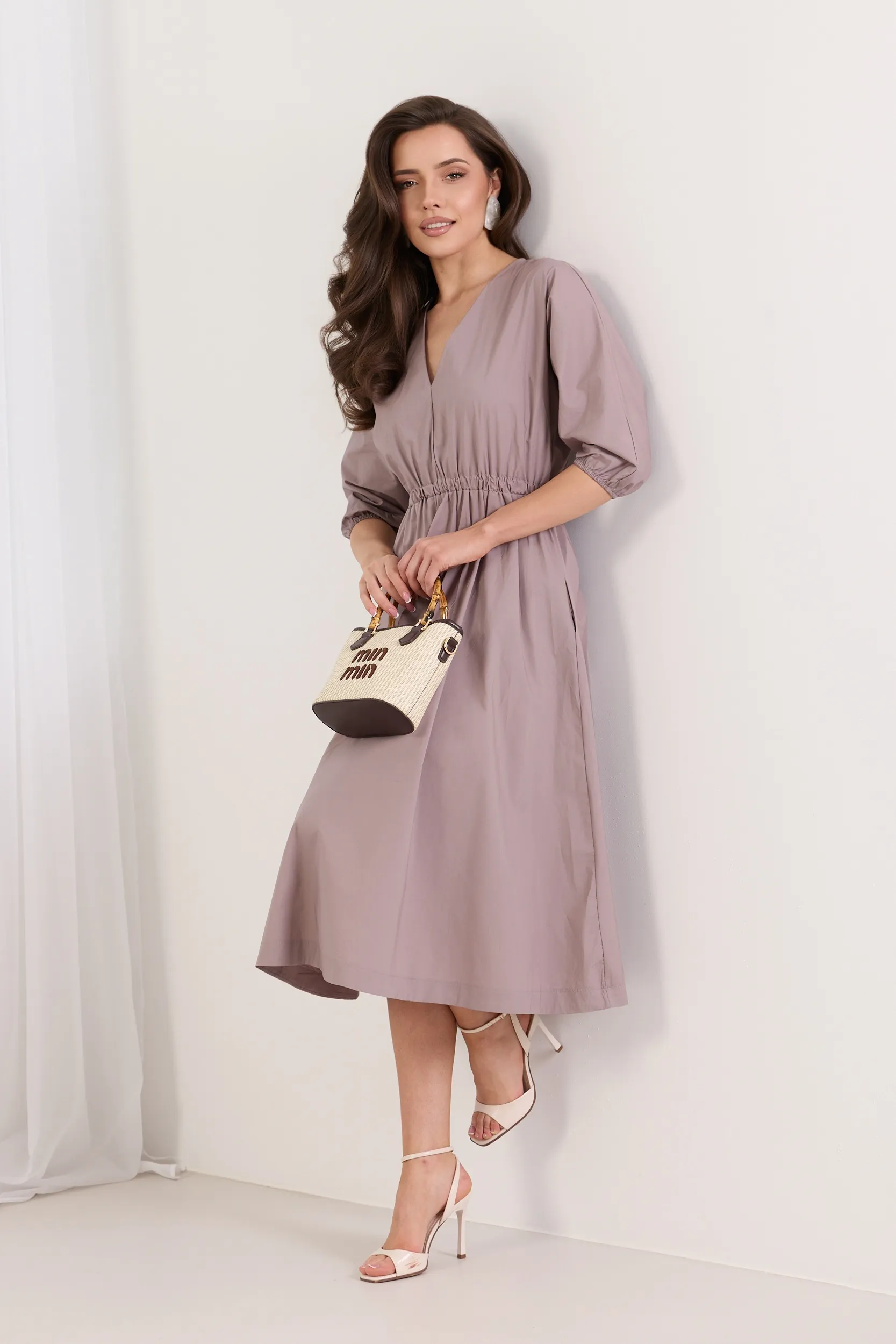 Sukienka midi o kopertowym kroju z podkreśloną talią