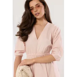 Sukienka midi o kopertowym kroju z podkreśloną talią