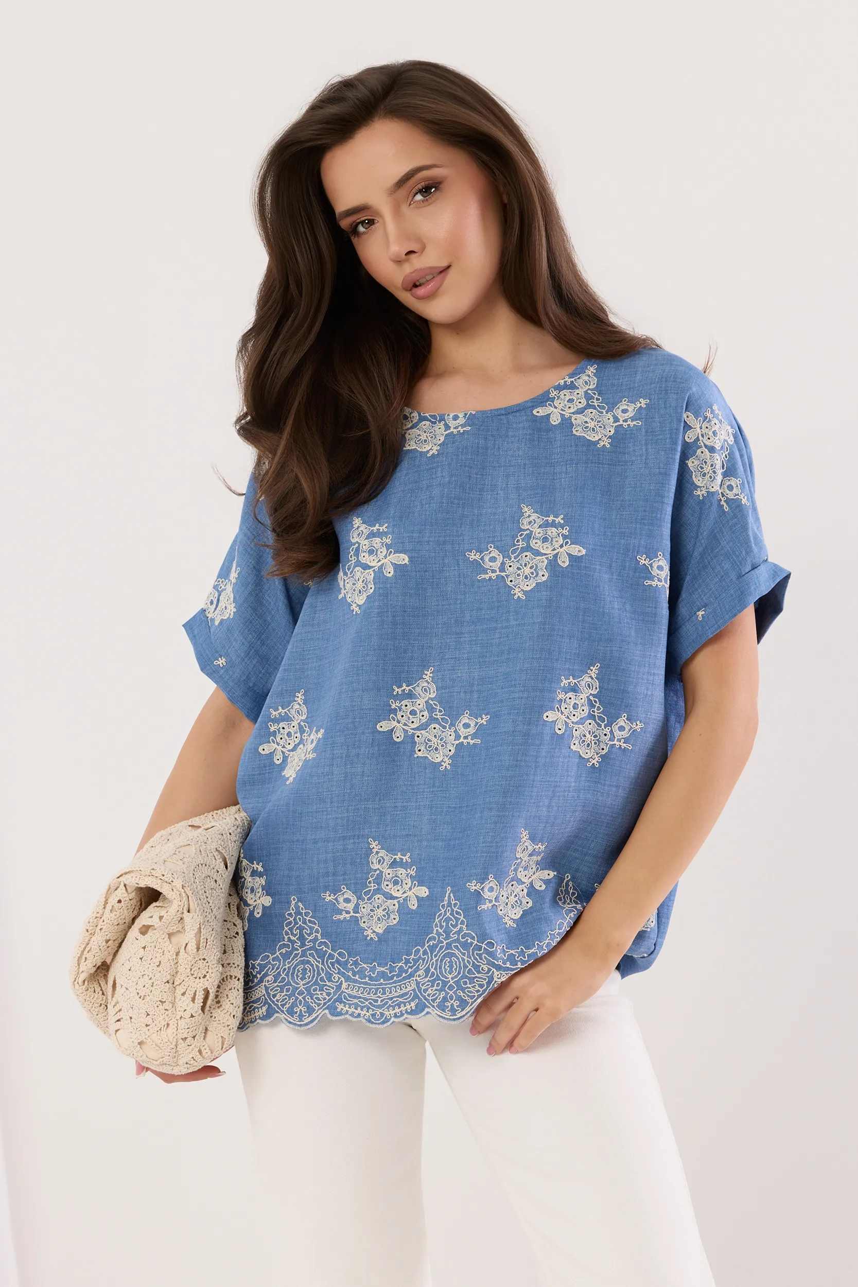 Bluzka z florystycznym haftem i dekoracyjnym wykończeniem