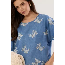Bluzka z florystycznym haftem i dekoracyjnym wykończeniem