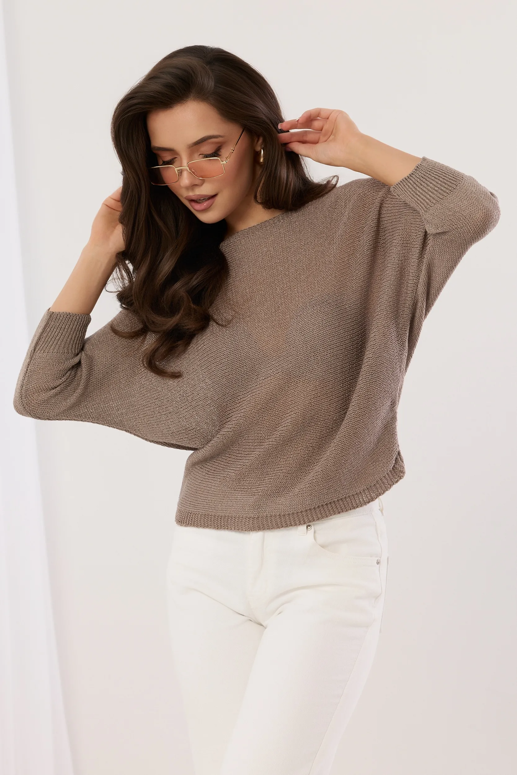 Sweter z rękawami typu nietoperz i ozdobną kokardą na plecach