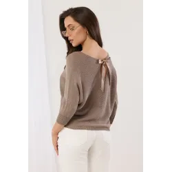 Sweter z rękawami typu nietoperz i ozdobną kokardą na plecach