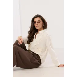 Koszula z haftowanymi kwiatami i perełkami