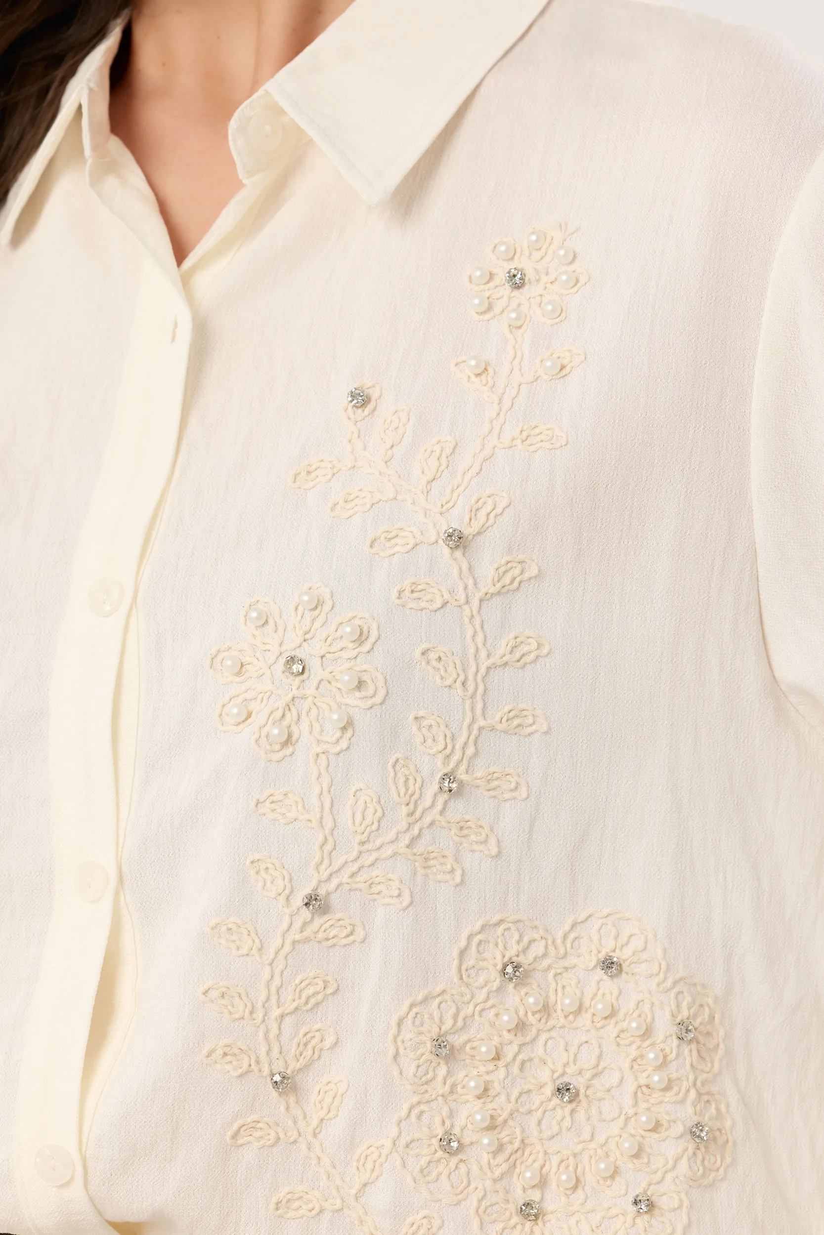 Koszula z haftowanymi kwiatami i perełkami